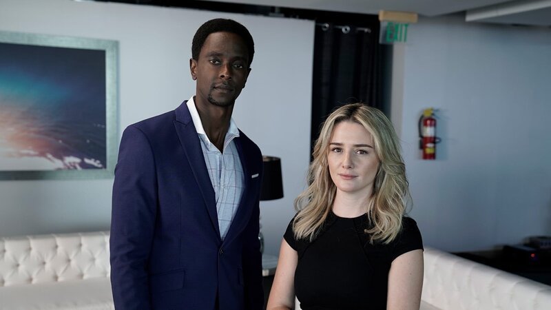 L-R: Ronald Dacey( Edi Gathegi ) & Mara Chandler( Addison Timlin ) – Bild: AXN Black