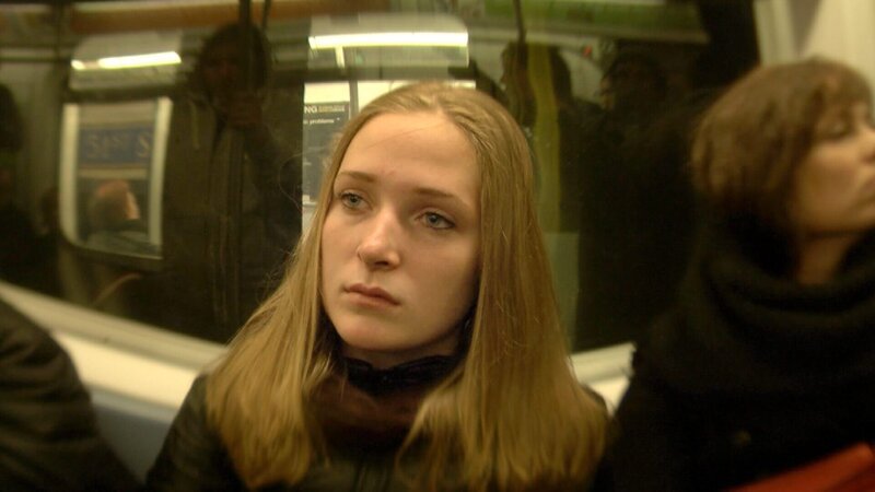 Alley Scott wurde vor vier Tagen verlassen. Wird man verlassen, nimmt diese Sehnsucht sogar noch an Intensität zu. Schließlich wird sie aber vom Nervensystem als körperlicher Schmerz – vergleichbar mit Zahnweh – empfunden. – Bild: ORF/Christian Frei Filmproductions Alley Scott wurde vor vier Tagen verlassen. Wird man verlassen, nimmt diese Sehnsucht sogar noch an Intensität zu. Schließlich wird sie aber vom Nervensystem als körperlicher Schmerz – vergleichbar mit Zahnweh – empfunden. – Bild: ORF/Christian Frei Filmproductions