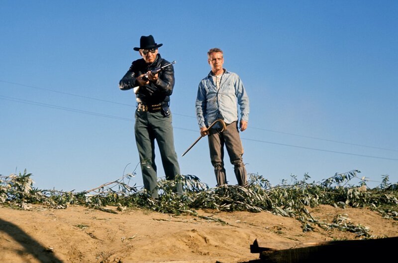 Der gefürchtete Gefängniswärter „Blind Dick“ (Richard Davalos, li.) versucht mit aller Kraft, Lukes (Paul Newman, re.) Moral zu brechen. – Bild: Jalem Productions /​ Der gefürchtete Gefängniswärter „Blind Dick“ (Richard Davalos, li.) versucht mit aller Kraft, Lukes (Paul Newman, re.) Moral zu brechen.