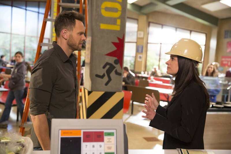 Community Staffel 6 Folge 1 Angeregtes Gespräch: Joel McHale als Jeff Winger, Paget Brewster als Francesca Dart Copyright: SRF/​2015 Sony Pictures Television Inc. and Open 4 Business Productions LLC. – Bild: SRF/​2015 Sony Pictures Television Inc