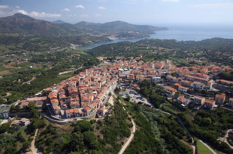 Blick auf die Gemeinde Capoliveri auf der Insel Elba. – Bild: ZDF und HR/​Roberto Ridi.