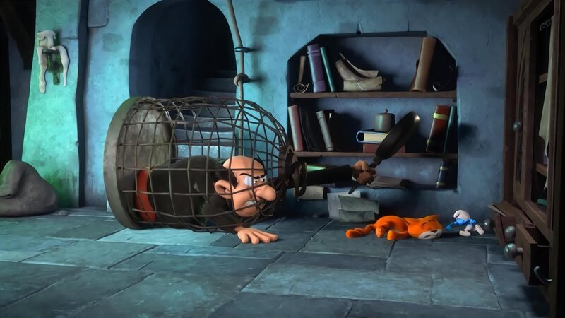 Mit vereinten Kräften setzen Schüchti und der als Gargamel verzauberte Papa Schlumpf den Kater Azrael außer Gefecht. – Bild: KiKA/​Peyo Productions, Dupuis Édition & Audiovisuell