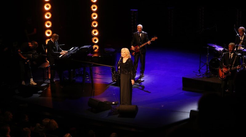 Maren Kroymann wird begleitet, getragen und beflügelt von ihrer vielstimmigen vierköpfigen Band mit Matthias Binner (Klavier), Ralf Lehmann (Gitarre), Jürgen ‚Speedy‘ Schäfer (Bass) und Ralf Kuendgen (Drums). – Bild: Radio Bremen Maren Kroymann wird begleitet, getragen und beflügelt von ihrer vielstimmigen vierköpfigen Band mit Matthias Binner (Klavier), Ralf Lehmann (Gitarre), Jürgen ‚Speedy‘ Schäfer (Bass) und Ralf Kuendgen (Drums). – Bild: Radio Bremen