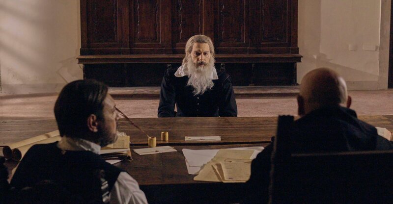 Galileo Galilei (Gaetano Tizzano) rechtfertigt sich im Verhör gegen den Verdacht der Ketzerei. – Bild: ZDF Galileo Galilei (Gaetano Tizzano) rechtfertigt sich im Verhör gegen den Verdacht der Ketzerei. – Bild: ZDF