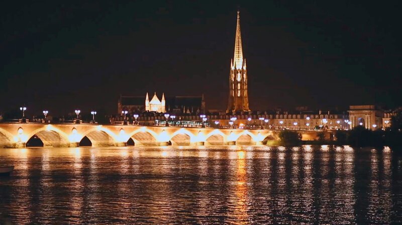 Blick auf Bordeaux bei Nacht, mit dem Pont de Pierre über die Garonne und dem Turm der Basilika St. Michael im Hintergrund. – Bild: ZDF und HR. Blick auf Bordeaux bei Nacht, mit dem Pont de Pierre über die Garonne und dem Turm der Basilika St. Michael im Hintergrund. – Bild: ZDF und HR.