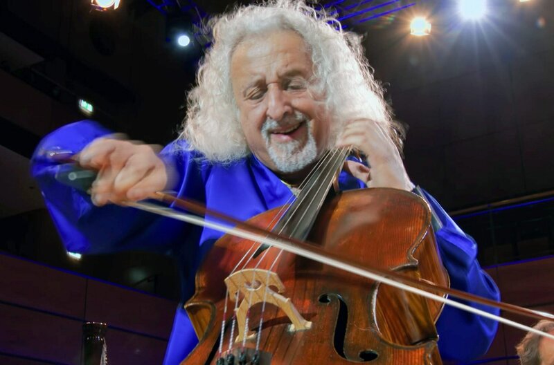 Mischa Maisky spielt Tschaikowsky – Bild: sounding images /​ Mischa Maisky gibt 2023 mit der Deutschen Kammerphilharmonie unter der Leitung von Paavo Järvi (nicht im Bild) ein Konzert in der Musik- und Kongresshalle Lübeck.