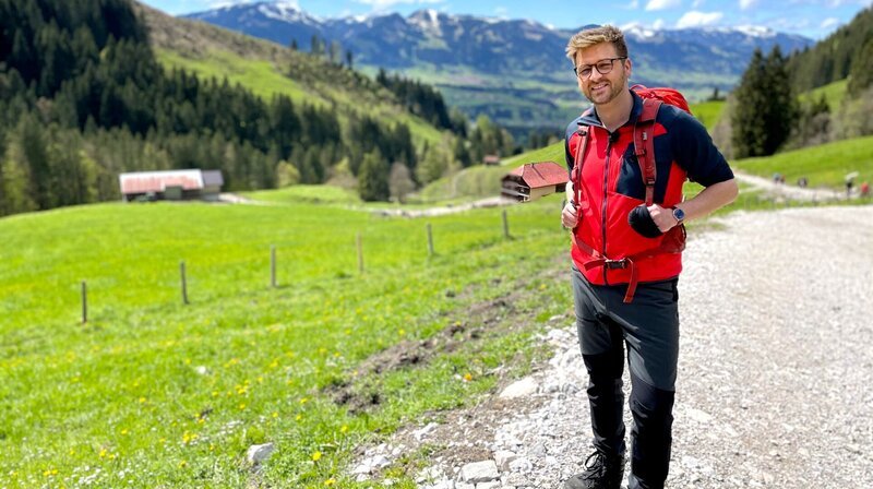 Johannes Zenglein unterwegs im Allgäu. Er checkt, was ein Wanderurlaub in den Allgäuer Bergen kostet. – Bild: SWR/​NDR/​Bavaria Entertainment GmbH