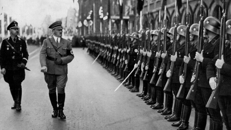 Einst eine unbedeutende Wachtruppe, galt die „Schutzstaffel“ bald als Nazi-Elite und war Hitlers wichtigstes Machtinstrument. Ihr menschenverachtendes Weltbild lässt Hunderttausende zu Tätern werden. – Bild: ZDF und Print Collector./​Print Collector
