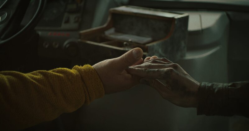 Die Hand eines Busfahrers ist Magdalenas (Mía Maestro) erste Berührung mit einem anderen Menschen nach ihrer Rückkehr von den Toten. – Bild: ZDF und Inti Briones./Inti Briones Die Hand eines Busfahrers ist Magdalenas (Mía Maestro) erste Berührung mit einem anderen Menschen nach ihrer Rückkehr von den Toten. – Bild: ZDF und Inti Briones./Inti Briones