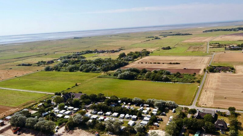 Eingebettet in Felder und Wiesen liegt der Campingplatz Mühlenhof in Morsum, der ländlichen Ostseite von Sylt. Das bewegte Wattenmeer lockt mit seinen ganz eigenen Reizen. – Bild: NDR/MoersMedia/Peter Moers Eingebettet in Felder und Wiesen liegt der Campingplatz Mühlenhof in Morsum, der ländlichen Ostseite von Sylt. Das bewegte Wattenmeer lockt mit seinen ganz eigenen Reizen. – Bild: NDR/MoersMedia/Peter Moers
