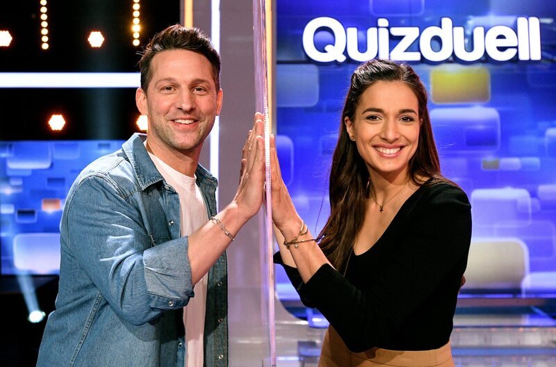 Die KandidatInnen des Teams „Lecker“: Der Koch Alexander Kumptner (l.) und die Webvideoproduzentin Saliha „Sally“ Özcan (r.). – Bild: ARD/​Uwe Ernst