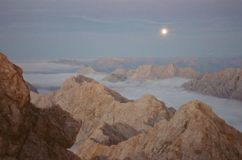 WDR Fernsehen ABENTEUER ERDE: DIE ZUGSPITZE, „Eine Reise auf den höchsten Berg Deutschlands“, am Dienstag (06.03.18) um 20:15 Uhr. Bergpanorama nach dem Sonnenuntergang mit hellem Mond. © WDR/​Jürgen Eichinger, honorarfrei – Verwendung gemäß der AGB im engen inhaltlichen, redaktionellen Zusammenhang mit genannter WDR-Sendung bei Nennung „Bild: WDR/​Jürgen Eichinger“ (S2+). WDR Presse und Information/​Redaktion Bild, Köln, Tel: 0221/​220 -7132 oder -7133, Fax: -777132, bildredaktion@wdr.de – Bild: BR/​Jürgen Eichinger