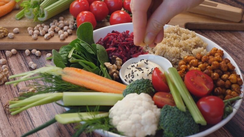 Gesund und Umweltfreundlich: Gemüsebowl statt Fleisch – Bild: ZDF und ©RMC PRODUCTION./©RMC PRODUCTION Gesund und Umweltfreundlich: Gemüsebowl statt Fleisch – Bild: ZDF und ©RMC PRODUCTION./©RMC PRODUCTION