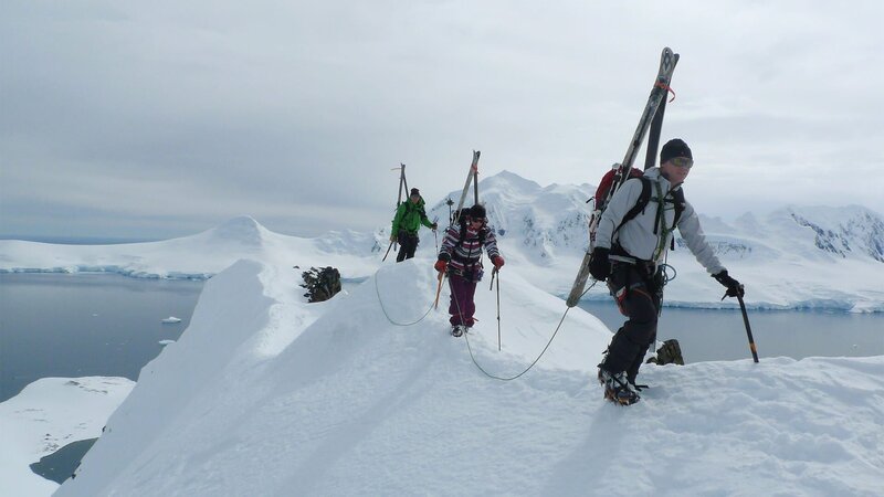 Eine Gruppe von Abenteurern macht sich auf, um das geheimnisvolle und unbekannte Terrain der antarktischen Halbinsel zu erkunden und Ski zu fahren. – Bild: Bergblick