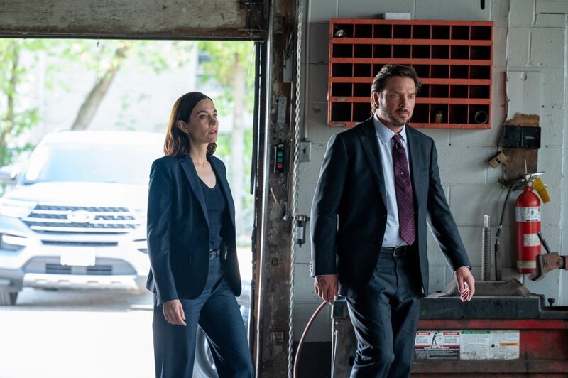 l-r: Detective Sergeant Frankie Bateman (Kathleen Munroe), Detective Sergeant Frankie Bateman (Kathleen Munroe) – Bild: Amanda Matlovich /​ UNIVERSAL /​ Die Verwendung ist nur bei redaktioneller Berichterstattung im Rahmen einer Programmankündigung ab 2 Monate vor der ersten Auss /​ © LOTCI Season 1 Inc., 2024