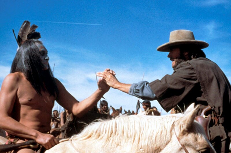 Der Texaner – Bild: Warner Bros. /​ Josey Wales (Clint Eastwood, re.) und Häuptling Ten Bears (Will Sampson, li.) wollen friedlich zusammen leben.