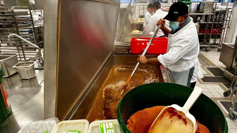 Keine Großküche mehr ohne Convenience: An der Uni Bochum kommen die Köche nicht mehr ohne Fertiggerichte aus. Was macht das mit den Verbrauchern? – Bild: ZDF und Michael Nieberg./Michael Nieberg Keine Großküche mehr ohne Convenience: An der Uni Bochum kommen die Köche nicht mehr ohne Fertiggerichte aus. Was macht das mit den Verbrauchern? – Bild: ZDF und Michael Nieberg./Michael Nieberg