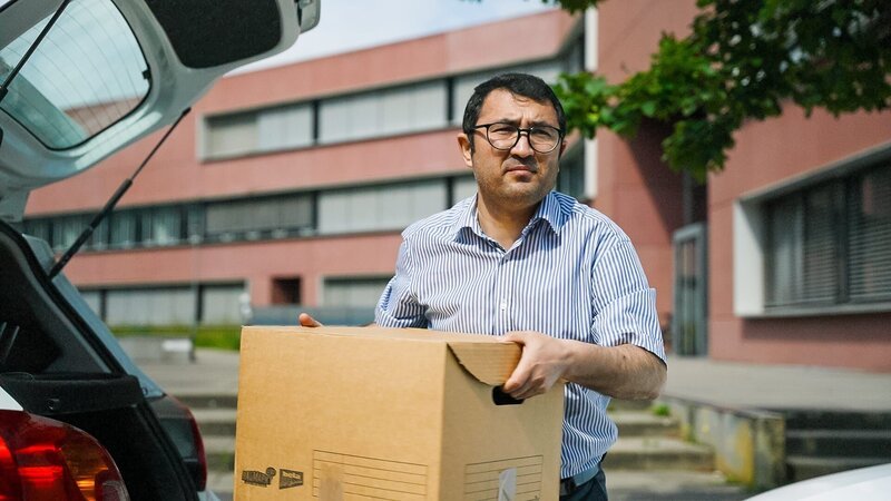 Der Afghane Reza Haidari bezieht sein eigenes Büro, das durch die Start-up-Förderung der Saarbrücker Initiative „Perspektive Neustart“ gesponsert wurde. – Bild: ZDF und Felix Oliv./Felix Oliv Der Afghane Reza Haidari bezieht sein eigenes Büro, das durch die Start-up-Förderung der Saarbrücker Initiative „Perspektive Neustart“ gesponsert wurde. – Bild: ZDF und Felix Oliv./Felix Oliv