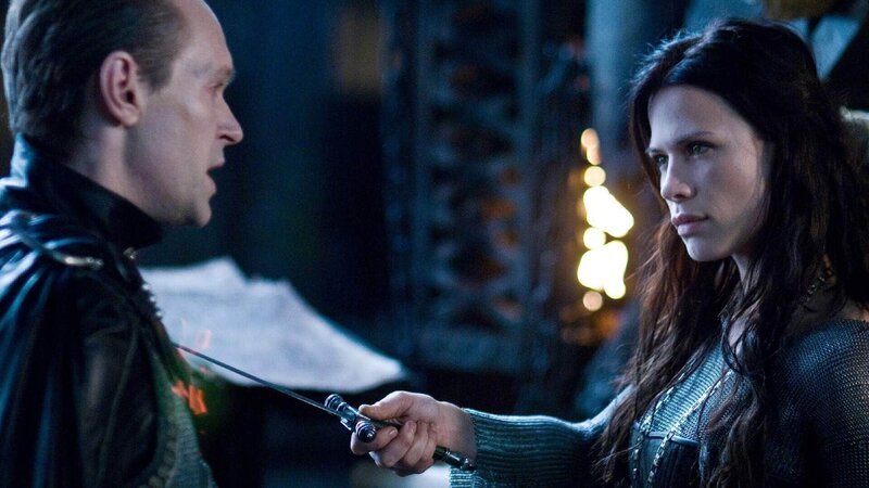 Tannis (Steven Mackintosh), Sonja (Rhona Mitra) Die Verwendung des sendungsbezogenen Materials ist nur mit dem Hinweis und Verlinkung auf TVNOW gestattet. – Bild: TVNOW /​ © 2009 Lakeshore Entertainment Group LLC.