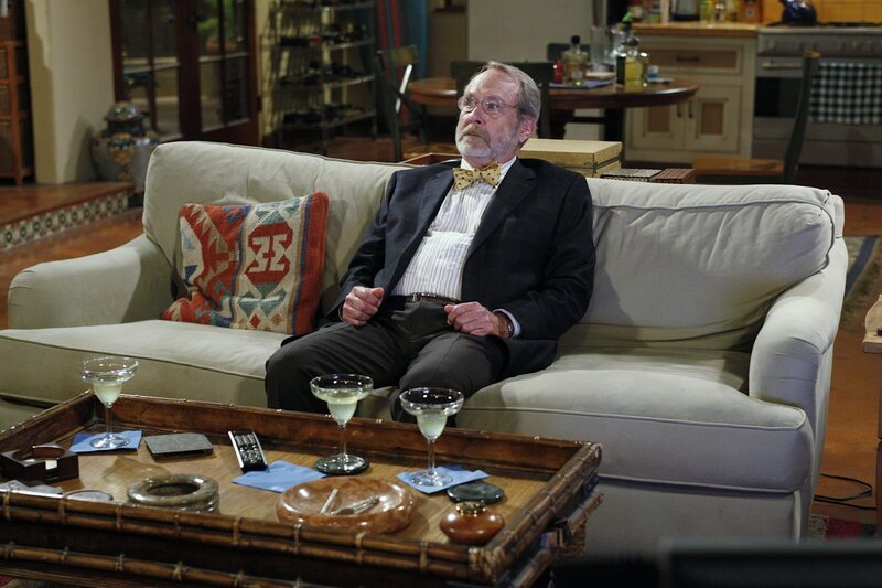 Charlie und Alan laden Charlies drogensüchtigen Apotheker Russell (Martin Mull) zum Abendessen ein, um ihre Mutter mit ihm zu verkuppeln. Doch ob das klappt? – Bild: Warner Bros. Television Lizenzbild frei