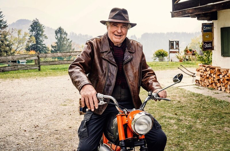 Barthl (Friedrich von Thun) hat mal wieder etwas vor. – Bild: ARD Degeto/​Hendrik Heiden