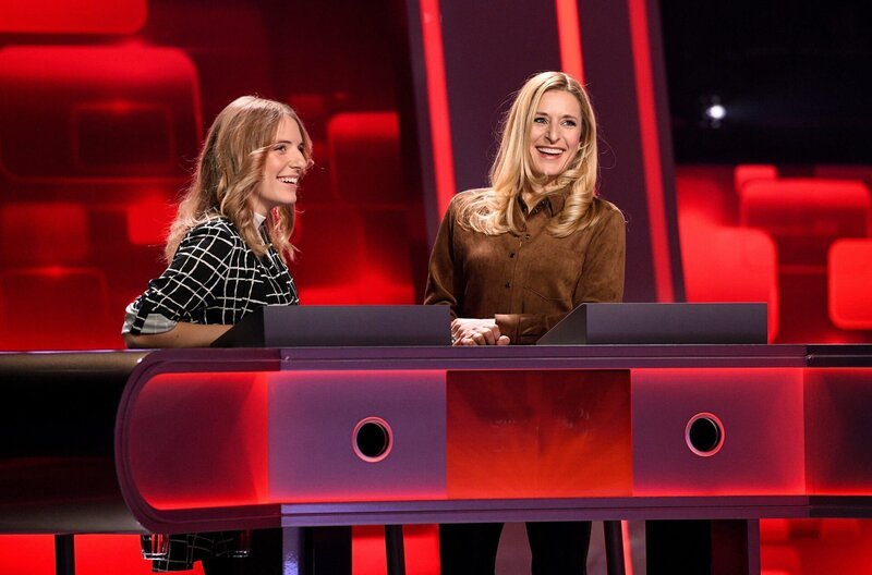 Die Kandidatinnen des Teams „Musik“: Sängerin Johanna Mross (l.) und ihrer Mutter, die Musikerin Stefanie Hertel (r.). – Bild: ARD/​Uwe Ernst
