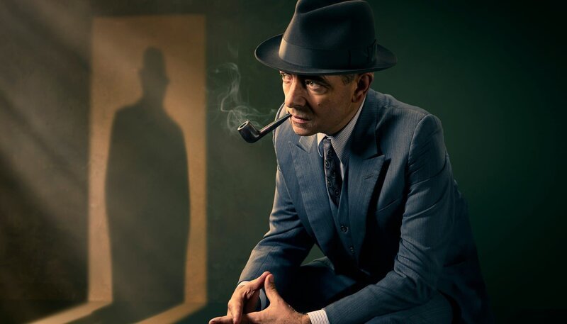 Maigret (Rowan Atkinson) und sein Markenzeichen: Die Pfeife. – Bild: ZDF und ARD Degeto/​Peket CoProduction Ltd..