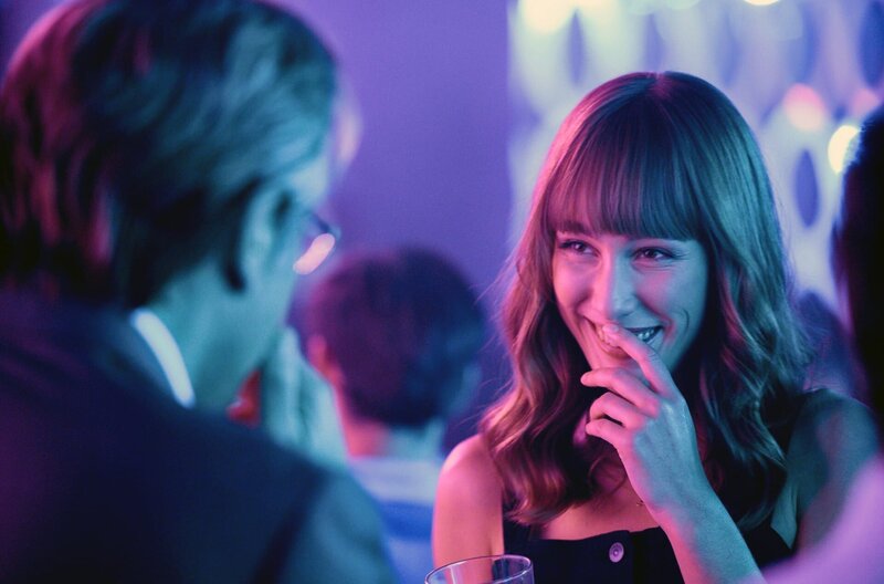 Der perfekte Chef – Bild: Alamode Filmdistribution /​ Julio Blanco (Javier Bardem) flirtet unverblümt mit seiner neuen Praktikantin Liliana (Almudena Amor).