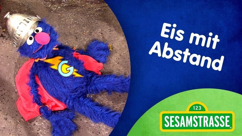 Elmo soll in einer Warteschlange Abstand halten. Aber wie misst er den richtigen Abstand? – Bild: NDR/​Studio Hamburg Produktion/​Sesame workshop