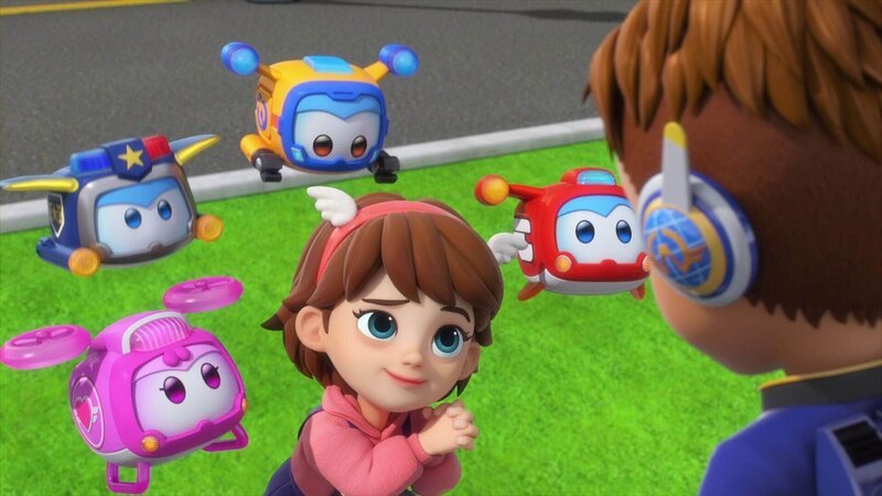 Storms jüngere Schwester Windy (li.) besucht ihren Bruder. Weil sie unbedingt mit den Super Wings auf eine Mission gehen möchte und beweisen möchte, dass sie alt genug ist, überträgt Storm (re.) ihr die Aufgabe, die Super Pets (hi.) zu betreuen. Dafür bekommt sie von Roger eine Trillerpfeife, mit der sie die Super Pets dirigieren kann. – Bild: 2022 FUNNYFLUX /​ ALPHA ALL RIGHTS RESERVED.