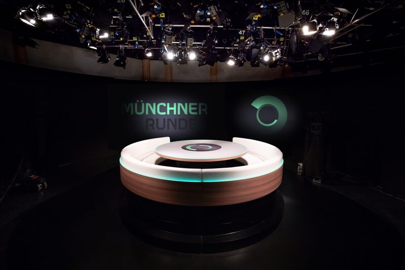 Der Polit-Talk-Klassiker präsentiert sich ab sofort in neuem Design und neuer Studio-Optik. – Bild: BR/​Lisa Hinder/​Lisa Hinder