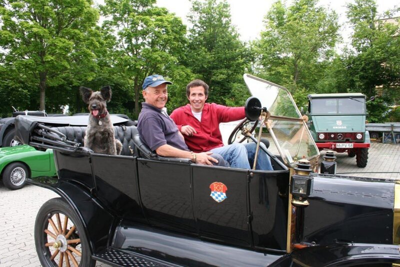 Willi mit Josef Auer und Hund Anka im Ford Thin Lizzy der Oldtimerfreunde Oberschleißheim. – Bild: BR/​megaherz gmbh