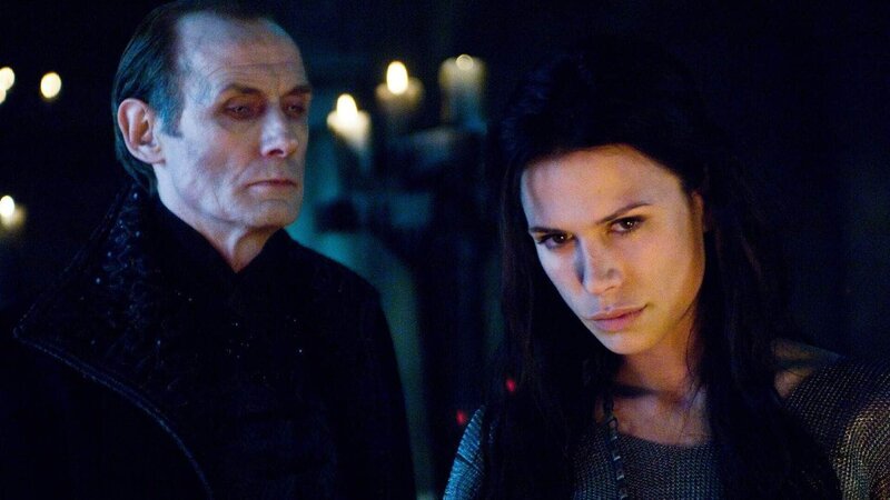 Viktor (Bill Nighy), Sonja (Rhona Mitra) Die Verwendung des sendungsbezogenen Materials ist nur mit dem Hinweis und Verlinkung auf TVNOW gestattet. – Bild: TVNOW / © 2009 Lakeshore Entertainment Group LLC. Viktor (Bill Nighy), Sonja (Rhona Mitra) Die Verwendung des sendungsbezogenen Materials ist nur mit dem Hinweis und Verlinkung auf TVNOW gestattet. – Bild: TVNOW / © 2009 Lakeshore Entertainment Group LLC.