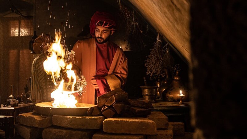 In detailreichen Spielszenen werden die Ursprünge der berühmten Bohne nachgezeichnet, so wie hier mit einem Kaffeekoch im ersten Café in Istanbul 1554. – Bild: ZDF und Leo Pinter./​Leo Pinter