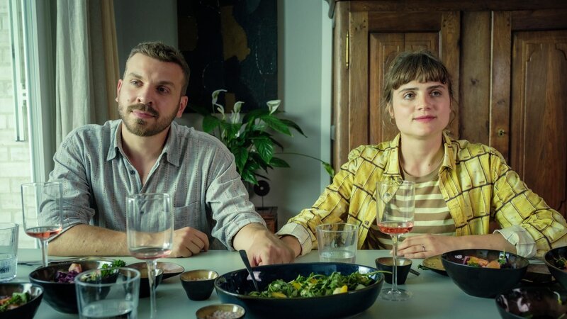 L-R: Oskar (Edin Hasanovic) und Helene (Mala Emde) – Bild: Conny Klein /​ goodfriends Filmproduktions GmbH
