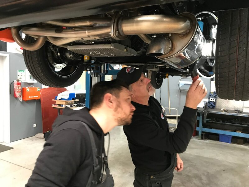 Workshop – mechanics work on the gear. – Bild: Spiegl TV Wissen