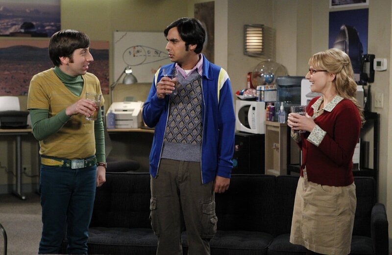 Raj (Kunal Nayyar, M.) will die Nacht in seinem Büro verbringen, weil er mit einem ferngesteuerten Teleskop Planeten beobachten möchte. Howard (Simon Helberg, l.) und Bernadette (Melissa Rauch, r.) leisten ihm Gesellschaft, doch schon bald ist Raj genervt von dem Pärchen … – Bild: HBOH