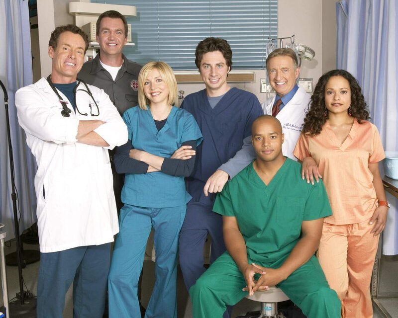 (4. Staffel) – Die Belegschaft des Sacred Heart Hospitals muss täglich mit neuen Überraschungen rechnen: J.D. (Zach Braff, M.), Turk (Donald Faison, 3.v.r.), Dr. Phil Cox (John C. McGingley, 2.v.r.), Hausmeister (Neil Flynn, 2.v.l.), Dr. Bob Kelso (Ken Jenkins, 2.v.l.), Elliot (Sarah Chalke, 3.v.l.), und Carla Espinosa (Judy Reyes, r.) … – Bild: Touchstone Television Lizenzbild frei