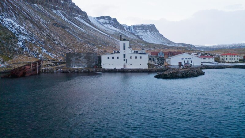 Flüssiges Gold aus Island: Die Fabrik in Djupavik sorgte mit ihren Produkten für wirtschaftlichen Aufschwung. – Bild: N24 Doku