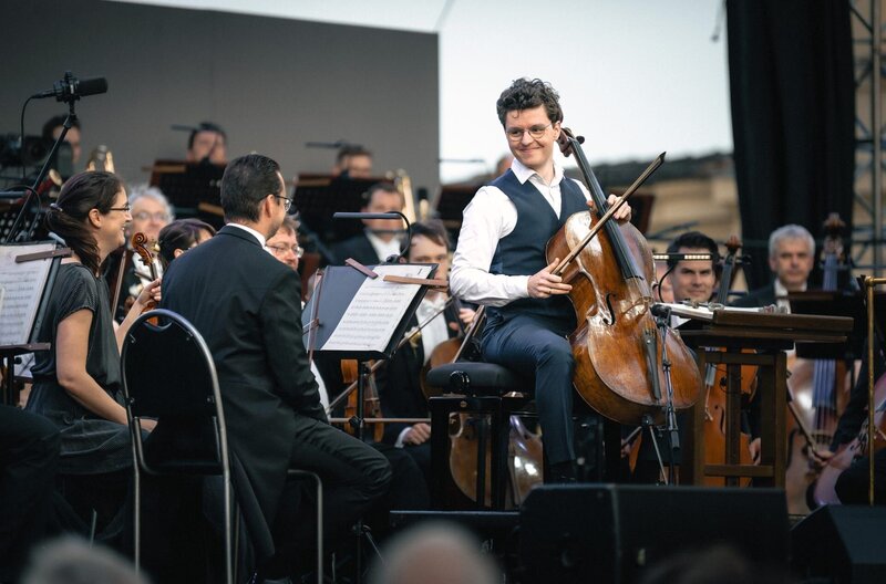Konzert auf der Prager Burg – Bild: Petr Chodura/​Ceská filharmonie /​ Vilém Vlcek spielt Cello beim Open-Air-Konzert.