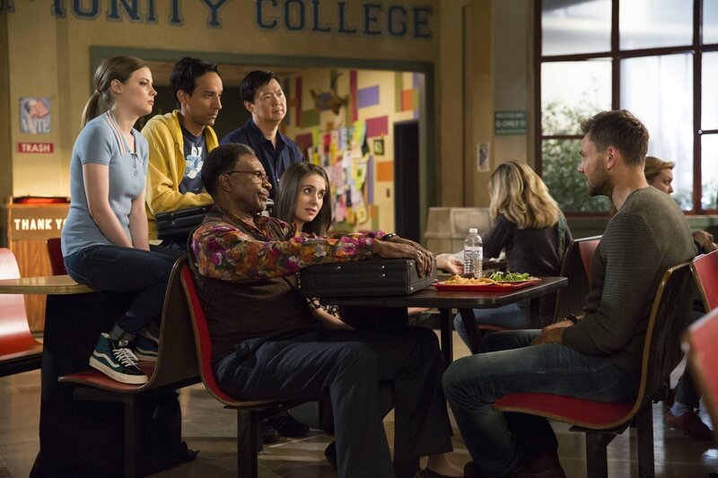 Während Britta (Gillian Jacobs, l.), Abed (Danny Pudi, 2.v.l.), Elroy (Keith David, 3.v.l.), Annie (Alison Brie, 4.v.l.) und Chang (Ken Jeong, 5.v.l.) Feuer und Flamme für einen neuen Kurs am Greendale sind, der ihnen Trickbetrügen beibringen soll, ist Jeff (Joel McHale, r.) gar nicht begeistert, dass ihm jemand seinen Ruf als Bad Boy abspenstig machen will … – Bild: 2015 Sony Pictures Television Inc. and Open 4 Business Productions LLC. All Rights Reserved. Lizenzbild frei