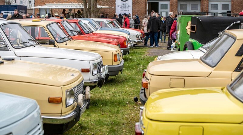 Schnauze an Schnauze – Wartburgschau beim „Startklar“, Oldtimertreffen in Eisenach – Bild: MDR/​Melanie Kahl