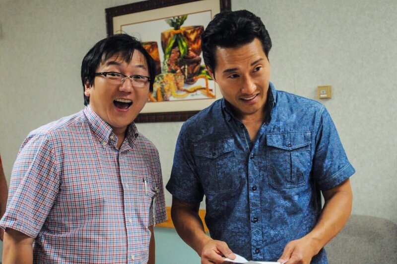 Während Kono versucht, ihre Unschuld zu beweisen, muss das Team um Chin (Daniel Dae Kim, r.) und Max (Masi Oka, l.) einen neuen Fall lösen … – Bild: 2013 CBS Broadcasting, Inc. All Rights Reserved. Lizenzbild frei