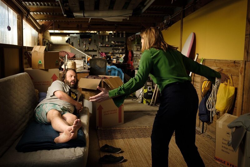 Dom Chalmers (Angus Sampson, l.); Angie Davis (Claudia Karvan, r.) – Bild: 2020 Roadshow Productions Pty Limited, Stan, Create NSW, Screen Australia All Rights Reserved. Licensed by ITV Studios Ltd. Lizenzbild frei
