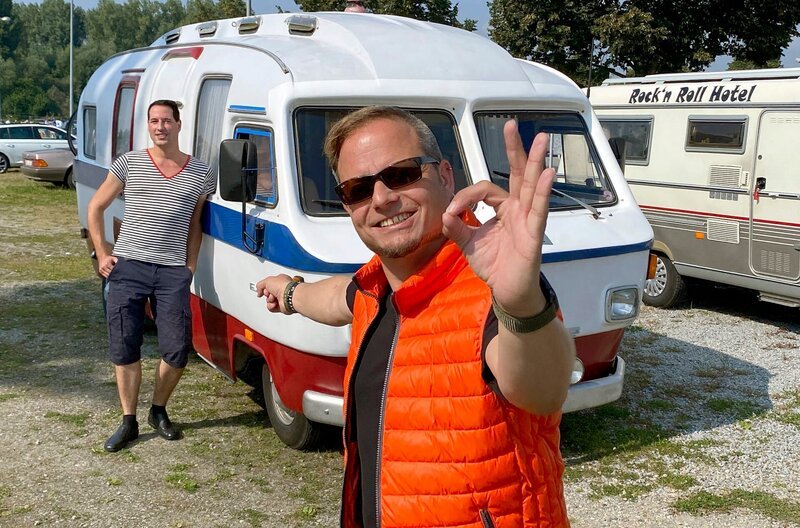 Friso Richter (vorne) mit Michael Baum mit seinem Camper Oltimer. – Bild: HR/​Lukas Lowack