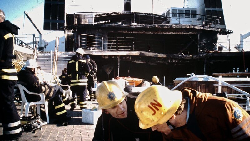 In einer kalten und klaren Osternacht am 6. April 1990 verlässt das Kreuzfahrtschiff Scandinavian Star Oslo und segelt mit 383 Passagieren und 99 Besatzungsmitgliedern in Richtung Frederikshavn. – Bild: TVNOW/​ © 2020 DANISH DOCUMENTARY PRODUCTION ApS and NORDISK FILM PRODUCTION AS.txt
