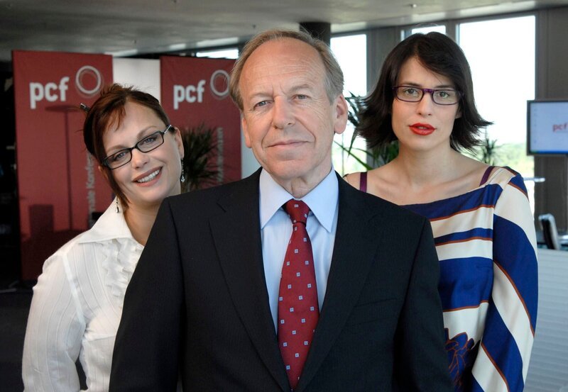 ARD DER MANN AN IHRER SEITE, Deutschland 2008, Regie Matthias Tiefenbacher, am Sonntag (12.05.13) um 13:15 Uhr im Ersten. Der Chef Dr. Pfeiffer (Rüdiger Vogler) mit seinen Mitarbeiterinnen Rebecca (Edda Leesch, li.) und Mona (Elena Uhlig). – Bild: „ARD Degeto/​Jacqueline Krause-Burberg“ (S 2)