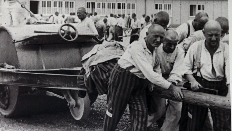 Zwangsarbeiter aus dem KZ-Dachau, 1938. – Bild: ITAR-TASS /​ Stanislav Krasilnikov