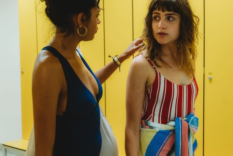 L-R: Maike (Salka Weber) und Helene (Mala Emde) – Bild: Xiomara Bender