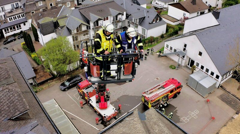 Übung der Freiwilligen Feuerwehr Schmallenberg-Bad Fredeburg mit dem Drehleiterwagen. – Bild: WDR/beta bande/Dierk Fechner Übung der Freiwilligen Feuerwehr Schmallenberg-Bad Fredeburg mit dem Drehleiterwagen. – Bild: WDR/beta bande/Dierk Fechner